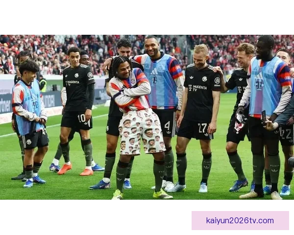 格纳布里与戈雷茨卡携手上演拜仁精彩庆祝瞬间